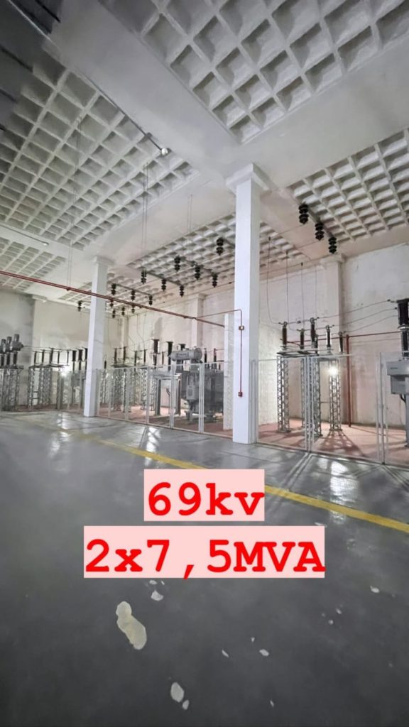 Equipamentos e transformadores no interior de uma subestação elétrica.
