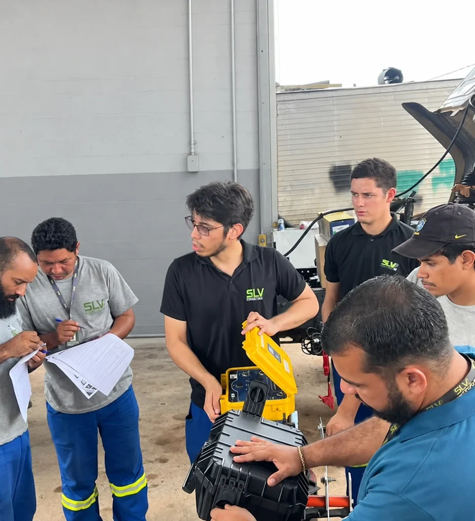 Equipe da SLV avaliando instrumentos e componentes elétricos.