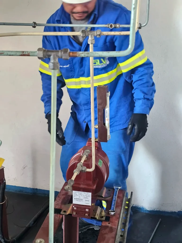 Profissional da SLV inspecionando componentes no interior de uma subestação elétrica.