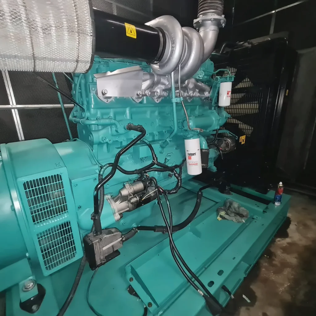 Motor e componentes de um grupo gerador industrial.