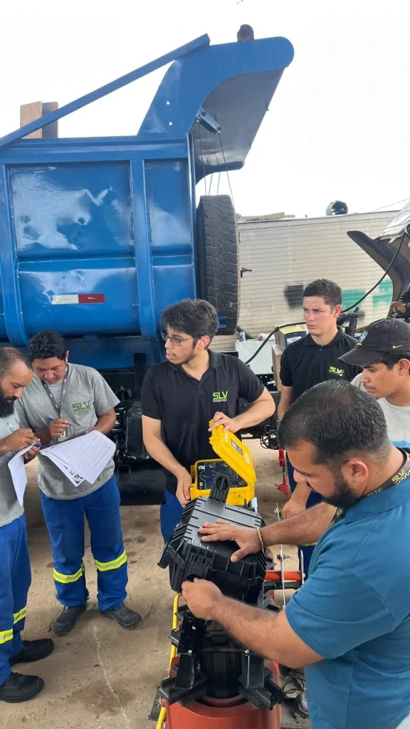 Equipe da SLV avaliando instrumentos e componentes elétricos.