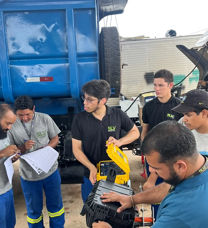 Equipe da SLV avaliando instrumentos e componentes elétricos.