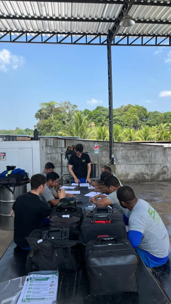 Equipe da SLV reunida em torno de documentos técnicos.