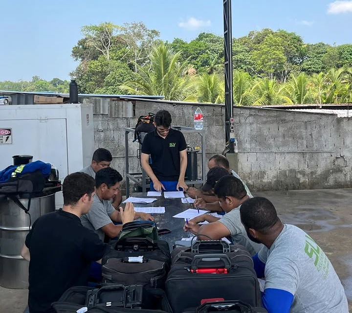 Equipe da SLV reunida em torno de documentos técnicos.