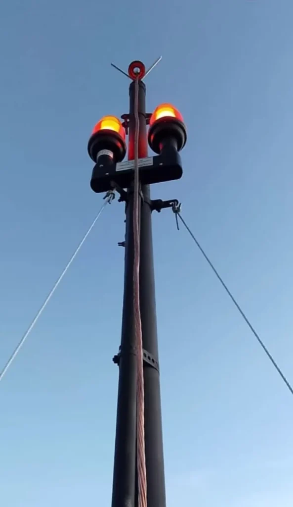 Captor e cabeamento de sistema de proteção contra descargas atmosféricas.