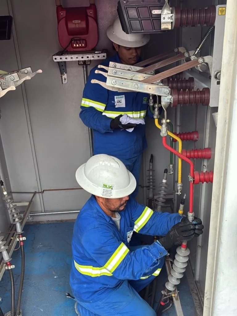 Técnicos da SLV trabalhando no interior de uma cabine de subestação.