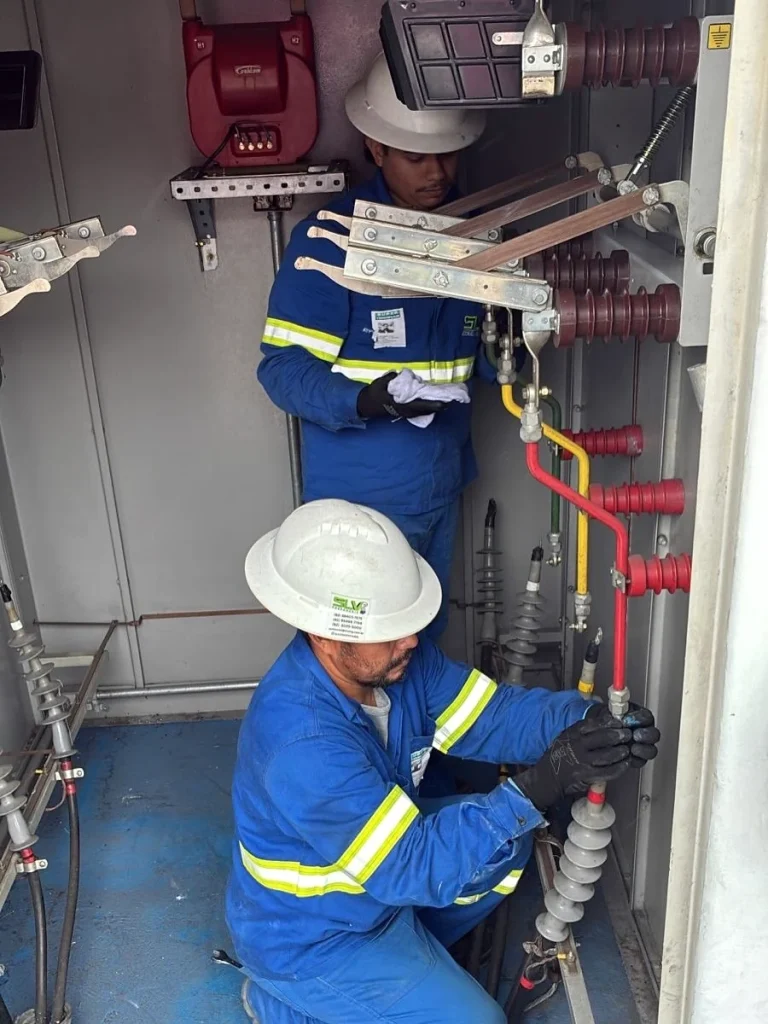 Técnicos da SLV trabalhando no interior de uma cabine de subestação.