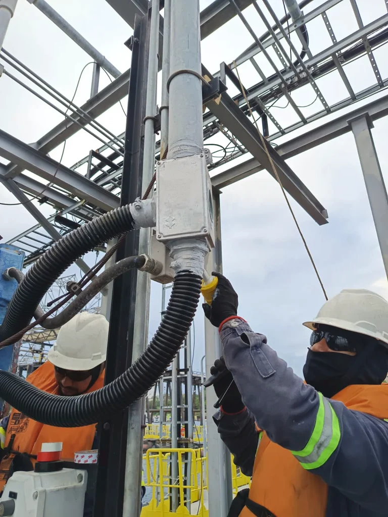 Equipe da SLV trabalhando nas conexões de uma instalação elétrica industrial.