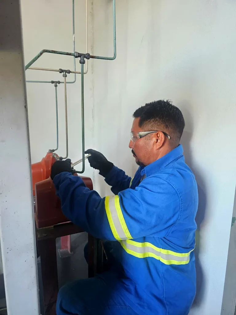 Profissional da SLV avaliando componentes de um equipamento elétrico em uma subestação.